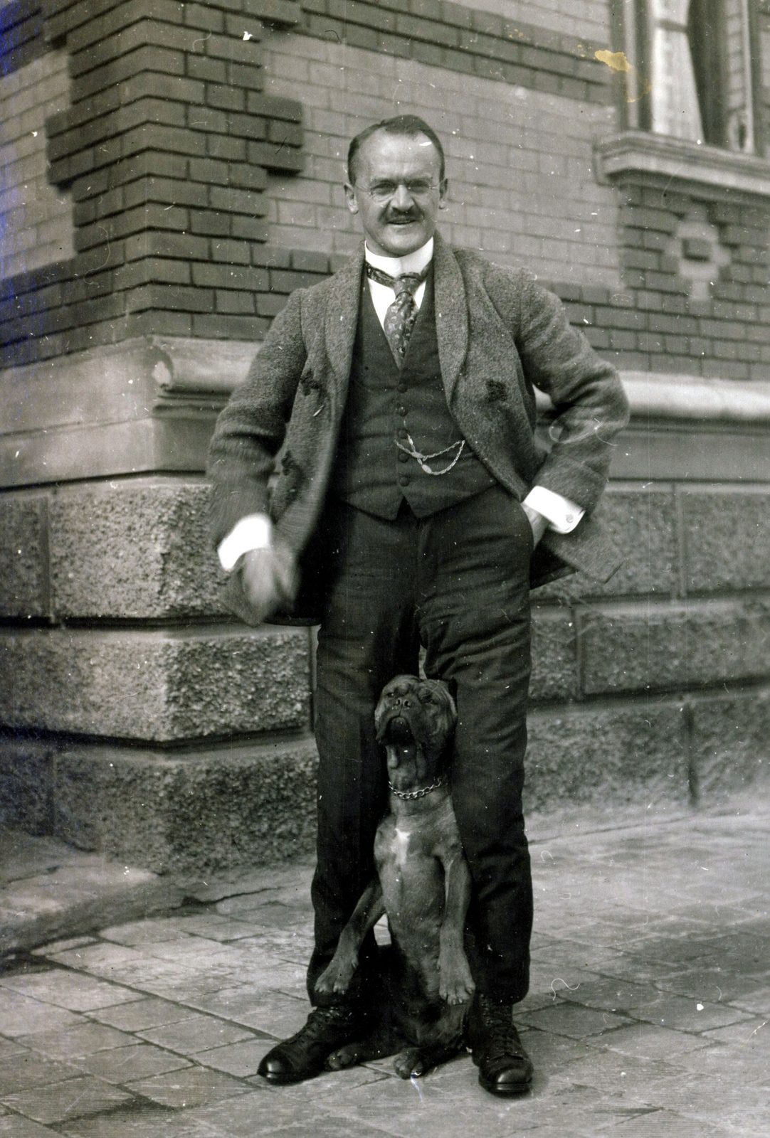 1926 Oskar mit Astor (eins der wenigen Fotos mit lächelnden Oskar)