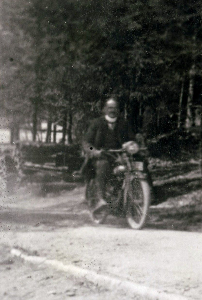 1926 "Vater auf Motorrad"