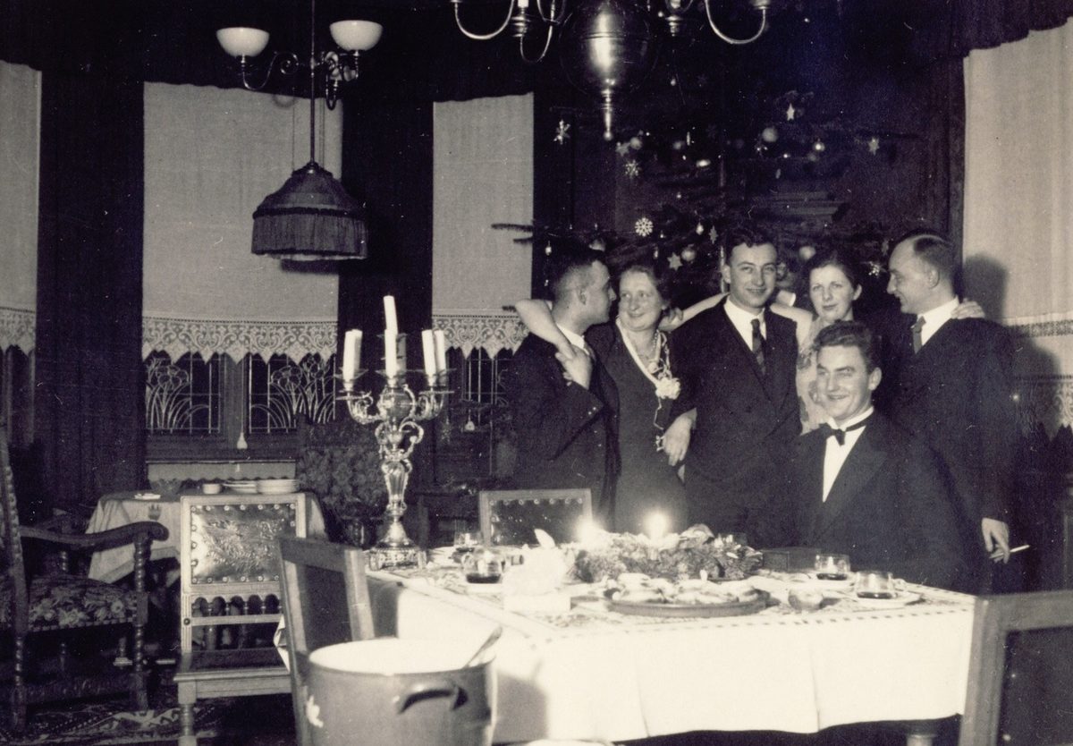 1934 "Sylvesterfeier bei Hans und Deten" von links: Heiner, Bruni, Kurt, Deten, Werner, Hans.