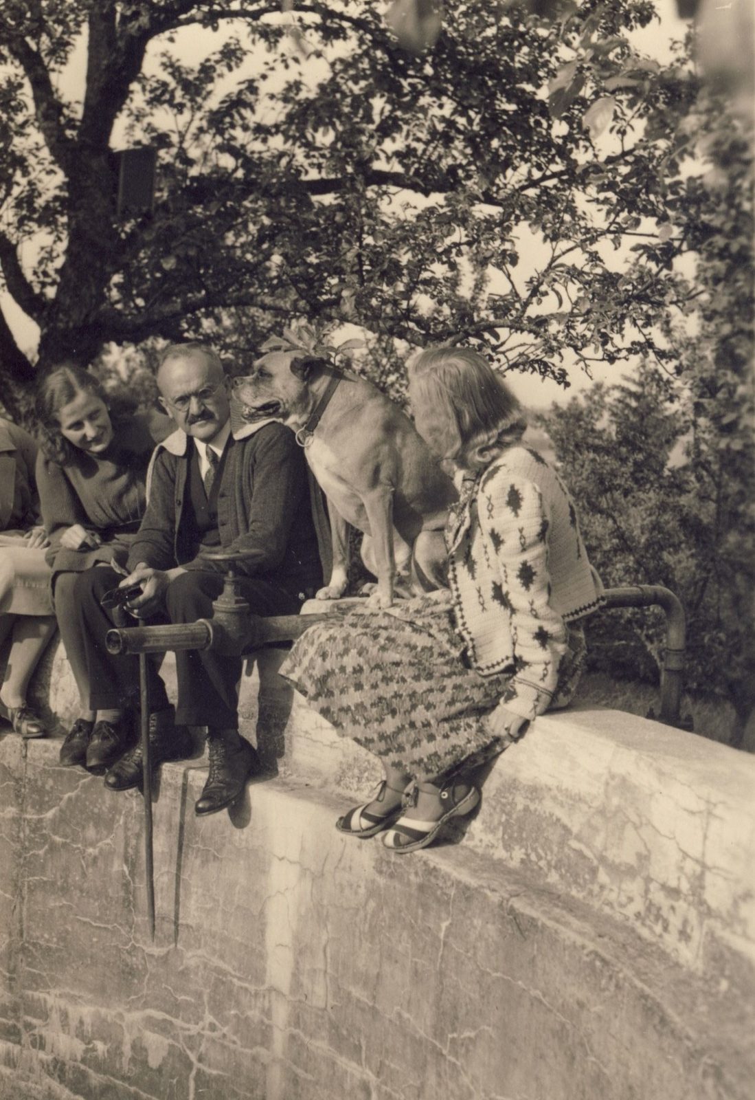 1942 Schwimmbadmauer (Elisabeth, Oskar, Lotte (Frau von Werner))