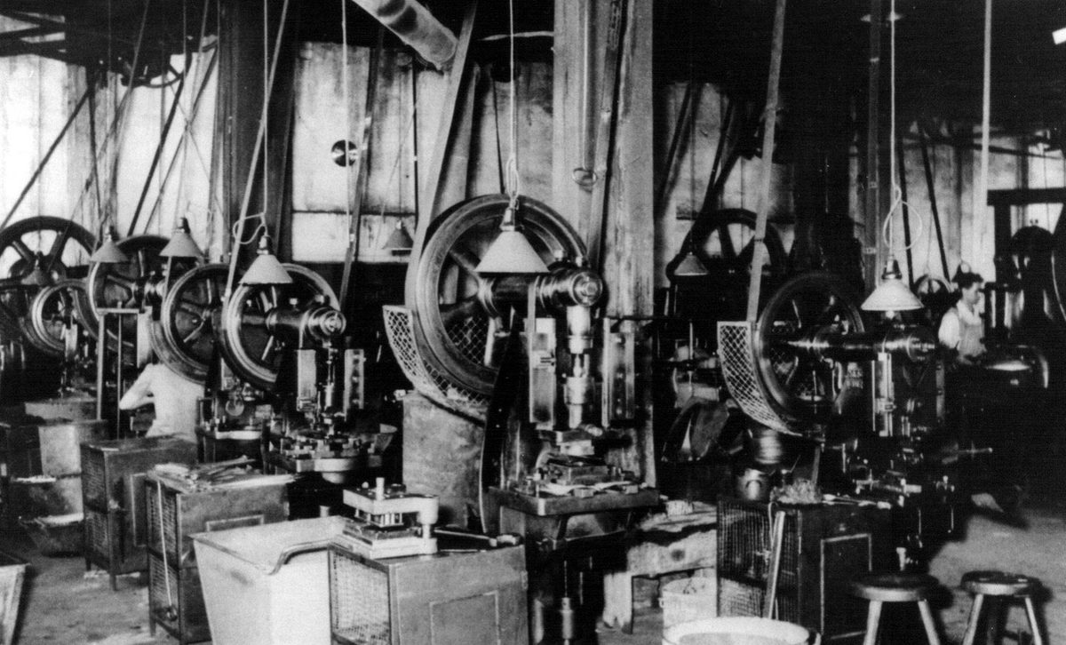 Arbeitshalle mit Exzenterpressen 1954 angetrieben über Transmissionriemen.