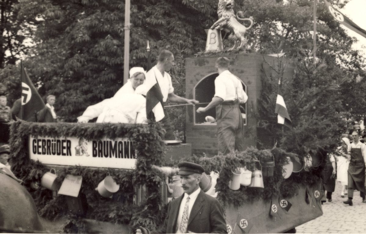 Beschriftung im Fotoalbum "Umzug 1.Oktober" [11]; etwa 1935 - Der Anlaß des Umzugs ist nicht bekannt, vermutlich Fasching.