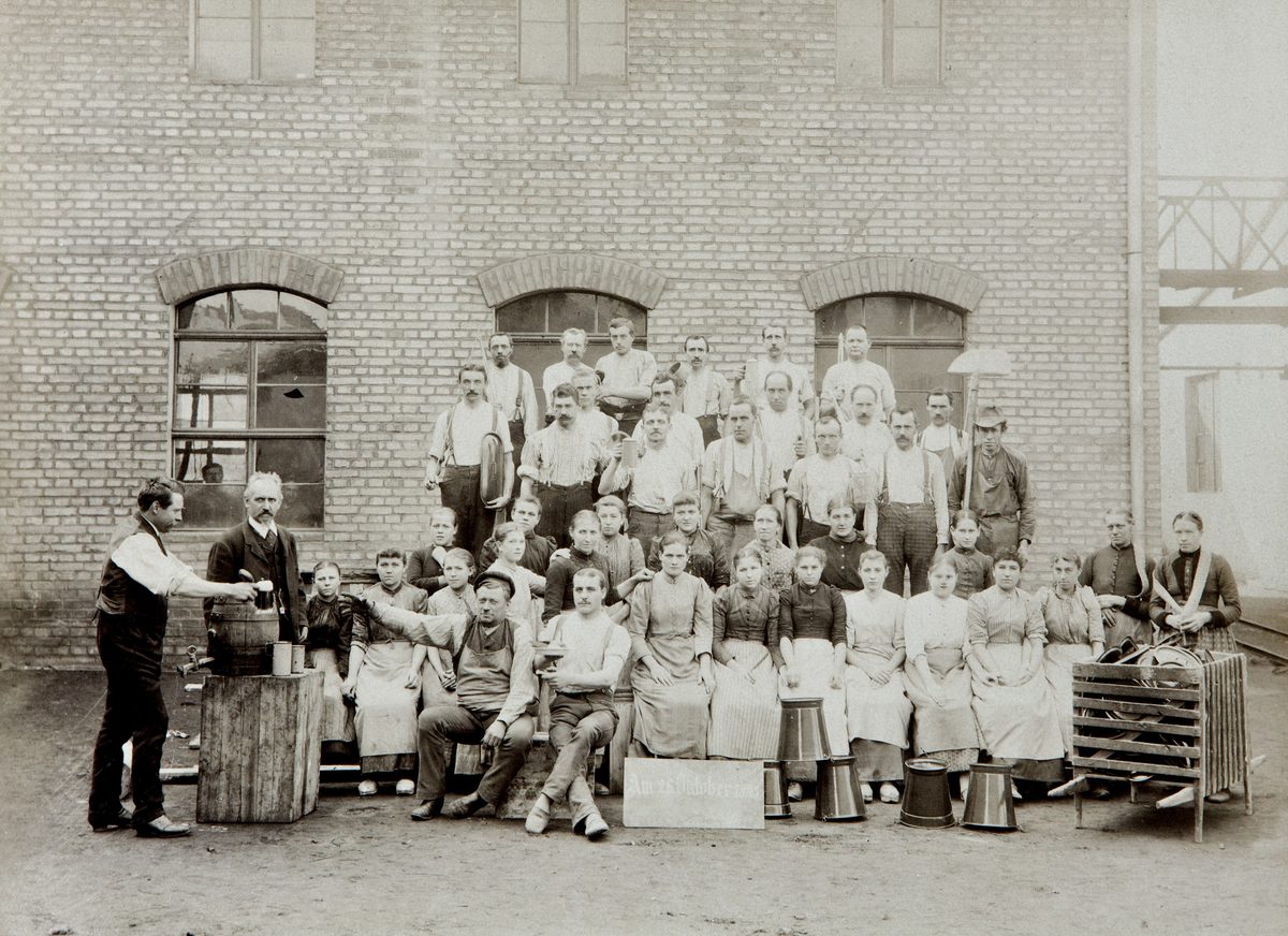 Hier ist das Datum genau zu lesen: 26.Oktober 1895. Sie haben ein Bierfass dabei.