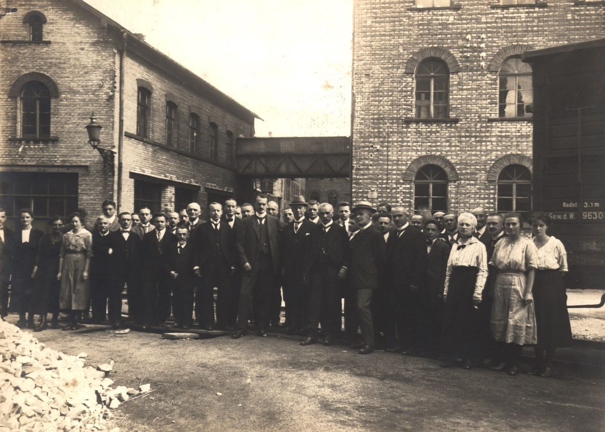 Nach 1918 (da Erhard fehlt), aufgenommen hinter dem Bürogebäude